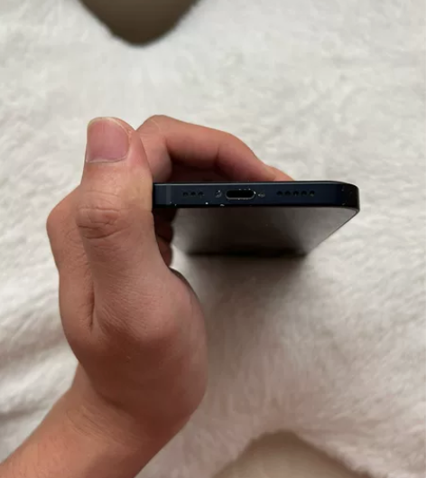 苹果12 黑 128 外观就充电口有点掉漆...