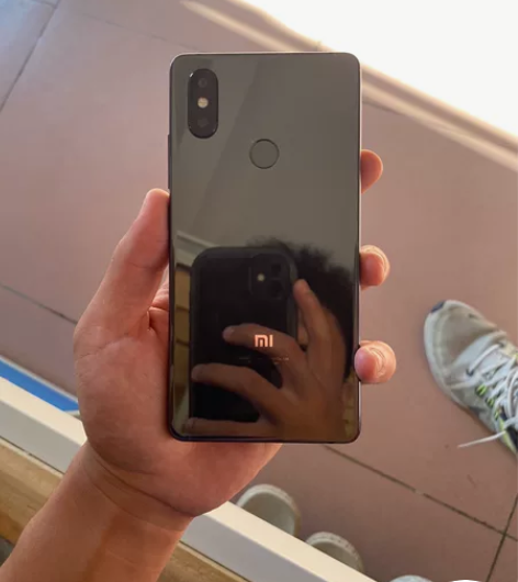 两部手机一起卖了，小米8se，6+64，V...