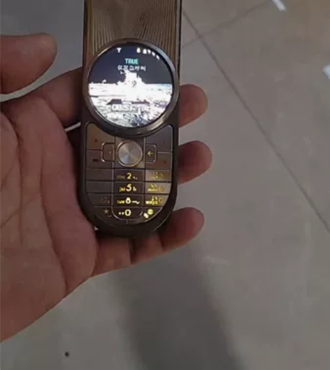 摩托罗拉R1登月限量版 成色好 功能正常旋...