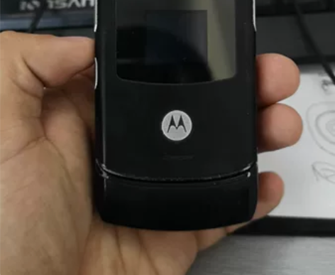 摩托罗拉翻盖手机。送数据线和，，这个怎么说...