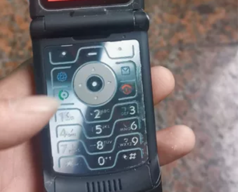 老经典摩托罗拉v3，开机功能正常，成色如图...