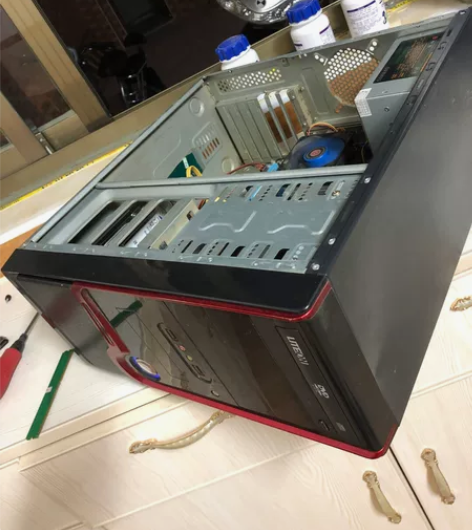 旧式台式机电脑。只能作普通办工格 制作表格...