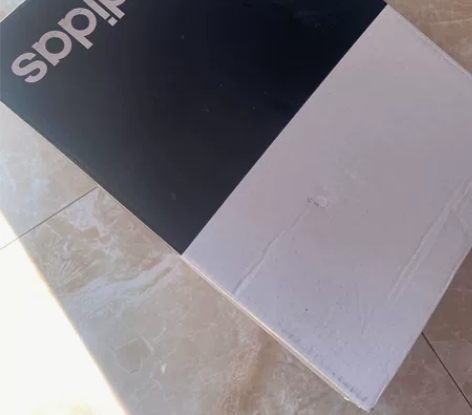 阿迪小白鞋 11k 穿的比较多明显穿着痕迹...