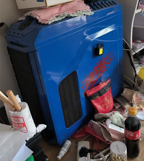 名龙堂买的大电脑机箱，太大了放不开，150...