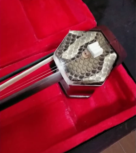 铜轴二胡，玩过几次，没兴趣了，260元包邮...