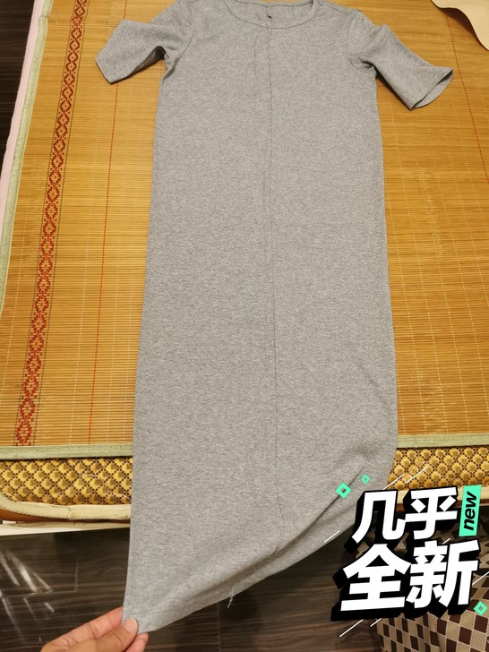 灰色简约连衣裙，素色，背一个小挎包。面料应...