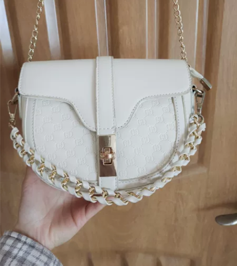 米白色女士斜挎包，不知道什么牌子，就一般的...