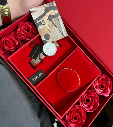 dw玫瑰花盒手表手镯套装 感兴趣的话点“我...