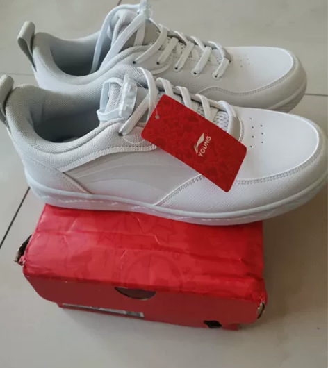 全新李宁超轻白板鞋39码，不退不换 感兴趣...