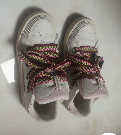 飞跃女鞋，穿过两三次，37码。 感兴趣的话...