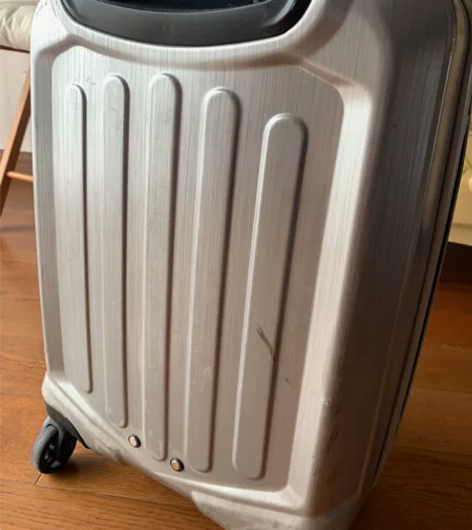 小尺寸登机箱，有实用痕迹，家里太多，不介意...