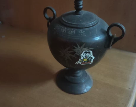 无意中一个陈年破旧的工艺品罐子里， 翻出一...