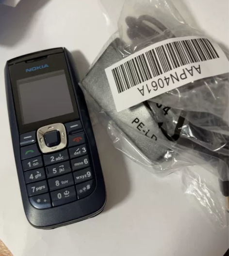 诺基亚，很小，哈哈哈，很有用，抓盲盒抓到的...