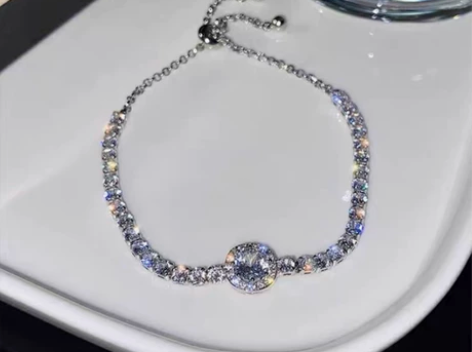 全新的，轻奢满钻银色色手链 新款高级感手环...