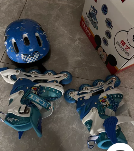 闲置儿童单排滑冰鞋，全套都在，就穿过一次就...