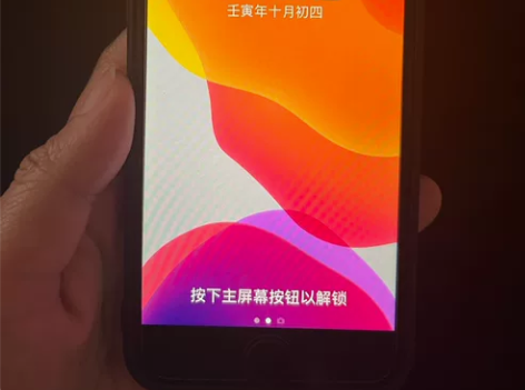 出售一台苹果8，国行64G。后盖碎了点，换...