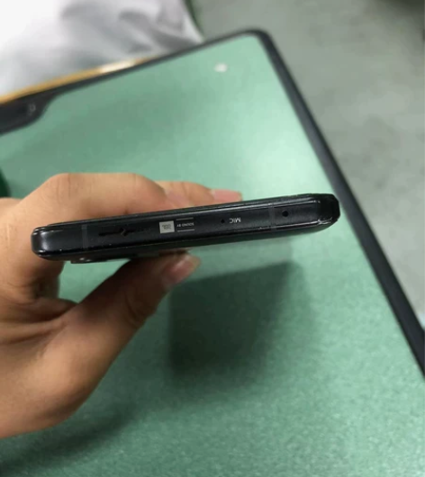 红米K40游戏增强版，边框磕碰，上扬声器时...