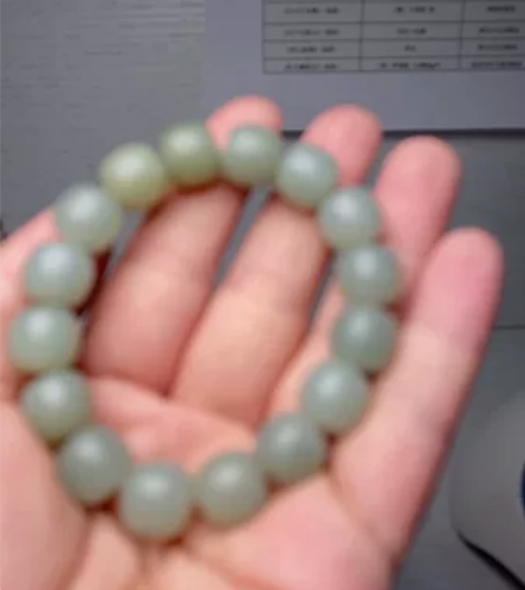 且末蓝，结构细腻，12mm老型珠。有颗珠子...