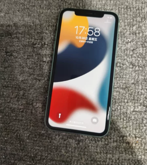 苹果11 自己身边朋友的手机. 美女一手，...