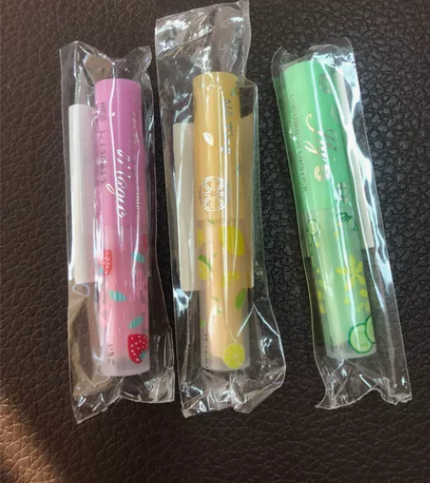 全新未拆封 泰国小草莓变色润唇膏 二支包邮...
