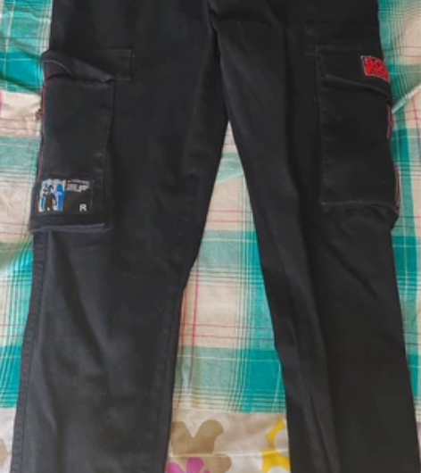 一个黑色工装裤，买来一直在衣柜里没穿。 感...
