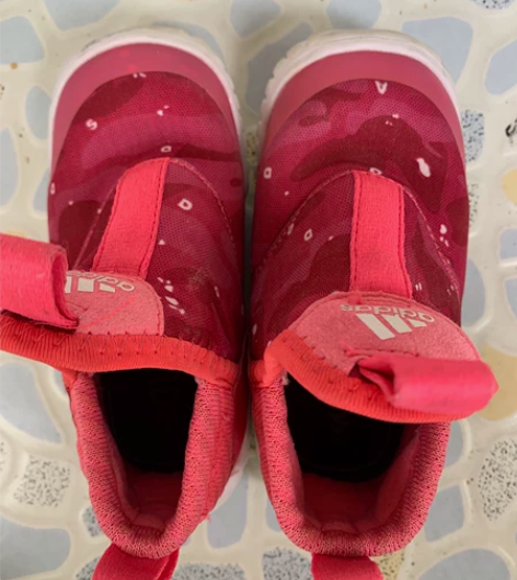 阿迪女童薄绒运动鞋 感兴趣的话点“我想要”...