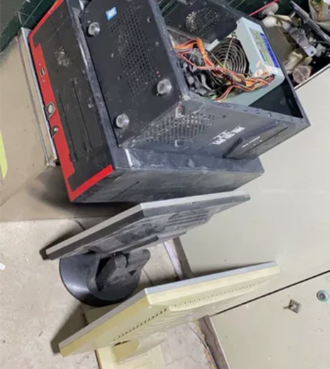 电脑 两个机箱 两个显示器 其它什么都没有...