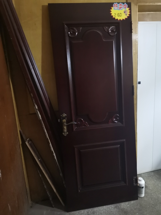 样板门,实木门。在展厅展览的,样品拆下没几...