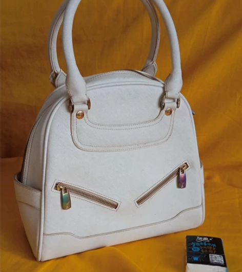 女士手提包 朋友送的白色包包，包底部长24...