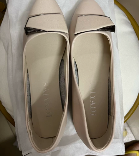 全新米色低跟单鞋  36码 25元 大水坑...