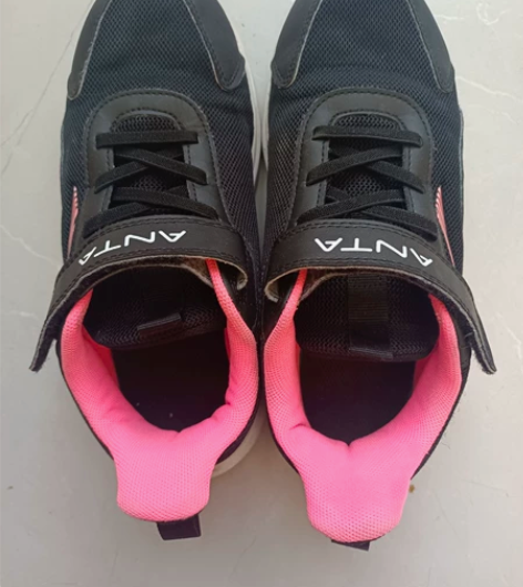 安踏女童鞋运动鞋，左鞋鞋头轻微破损，新旧如...