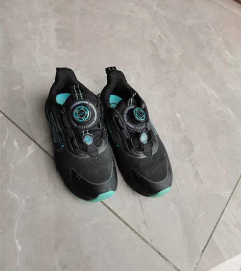安踏旋钮皮革运动鞋,买来也是二百几十。轻便...