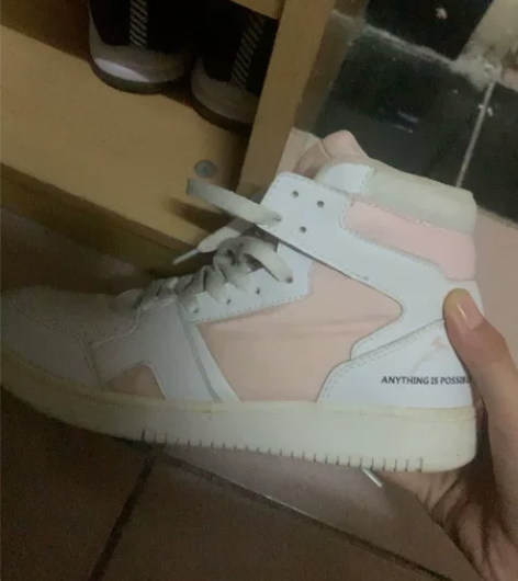 李宁的板鞋，也没怎么穿过，闲置啦 毕业清衣...