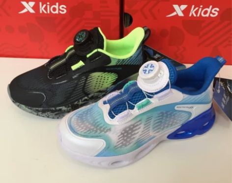 特步童鞋2022夏季新品男童网面透气旋转纽...