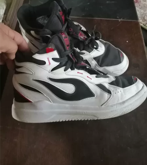 特步加绒运动鞋，43码，鞋子完整，看好尺码...