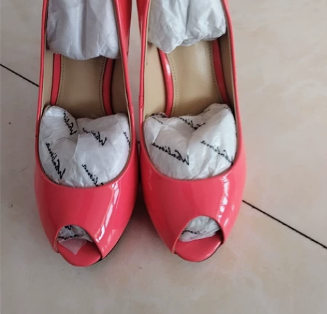 鱼嘴高跟单鞋37码全新纯皮。  感兴趣的话...