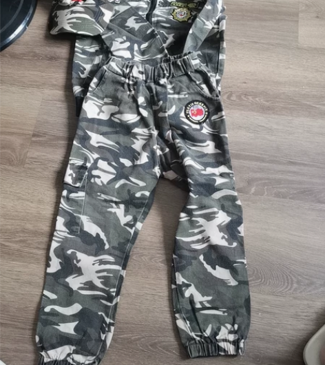 儿童迷彩服加帽子 130尺码 只穿过一次 ...