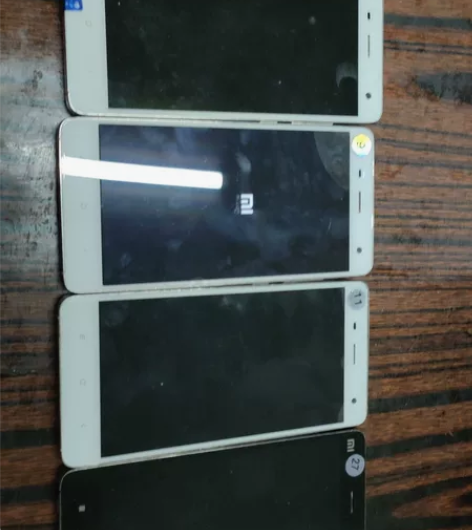 小米4废旧手机，4个140元，有一个屏幕角...