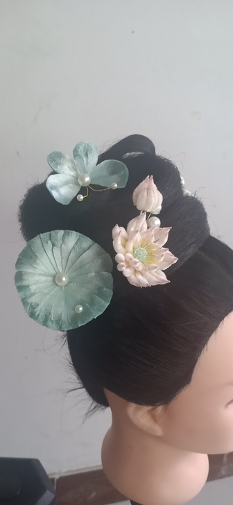 绒花荷花，蚕丝绒花纯手工制作，手机拍的颜色...