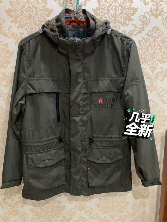 VOGUE户外连帽冲锋衣军色外套，口袋多多...