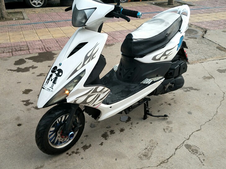 鬼火，液晶显示屏高配，机油，转速，加装的灯...