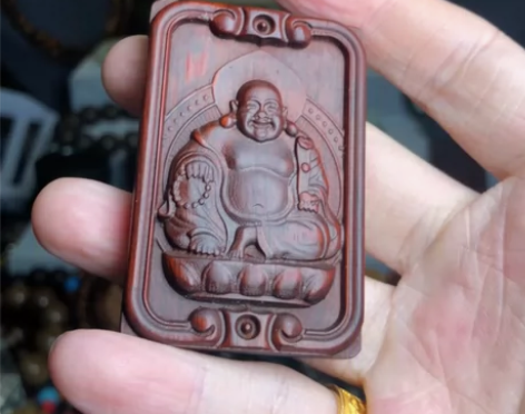 ?深夜小茶馆1号拍品说是小叶紫檀的，自己看...