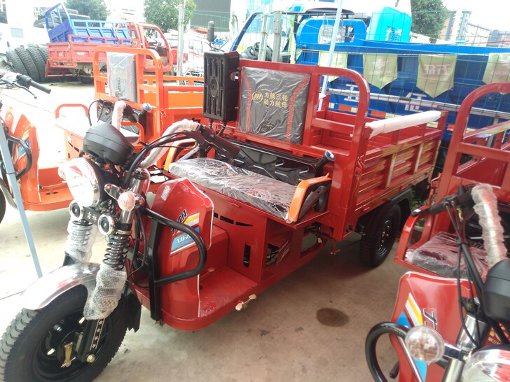 6380  力帆油三轮车，，一米六货箱