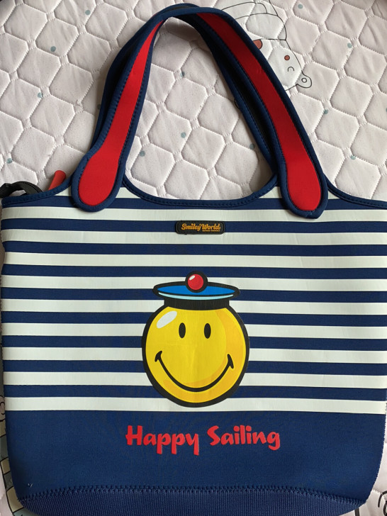 卡通电脑单肩包，买来背过两次。当时觉得很可...