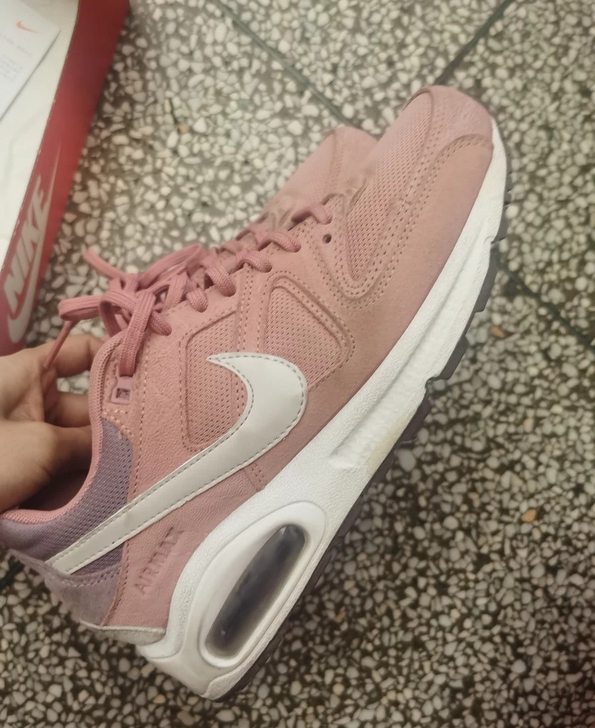 耐克女鞋，买大了，99新，保证正品，实体店...