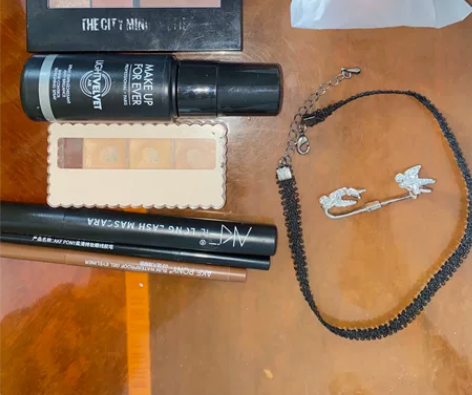 美妆及饰品共9件，包邮，不议价。 1.Ma...