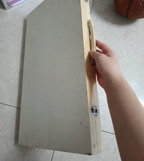 彩笔，蜡笔和彩笔比较全，调色盘没有了。木箱...