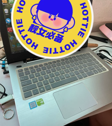 华硕电脑，屏幕下方有块板子掉了 使用没问题...