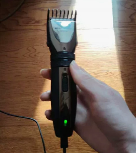 充电理发器,买来没用几次,有原装充电器。需...