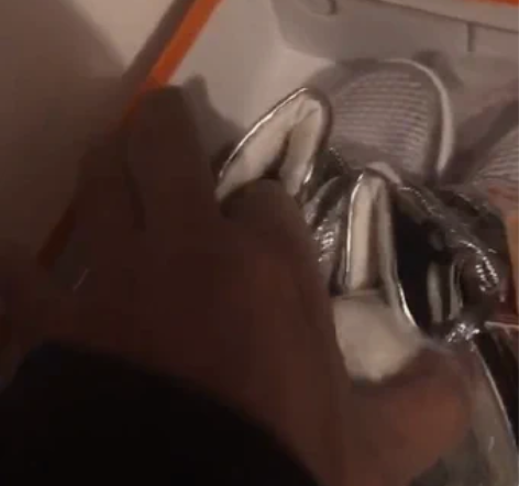 全新网孔高帮系带内增高鞋 银色和粉色 一双...